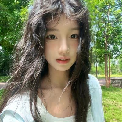 在江边 海报